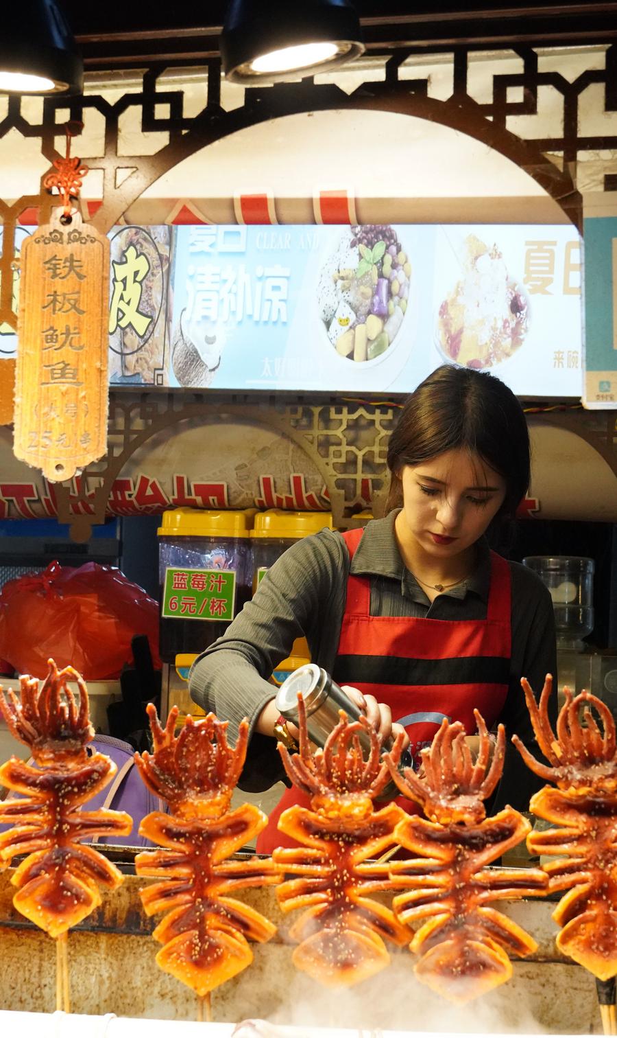 Menikmati pesona malam kota kuno Kashgar di Xinjiang, China-Image-14