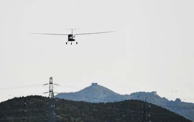 Tiongkok Uji Pesawat Terbang Listrik Dekat Tembok Besar Badaling Beijing-Image-1