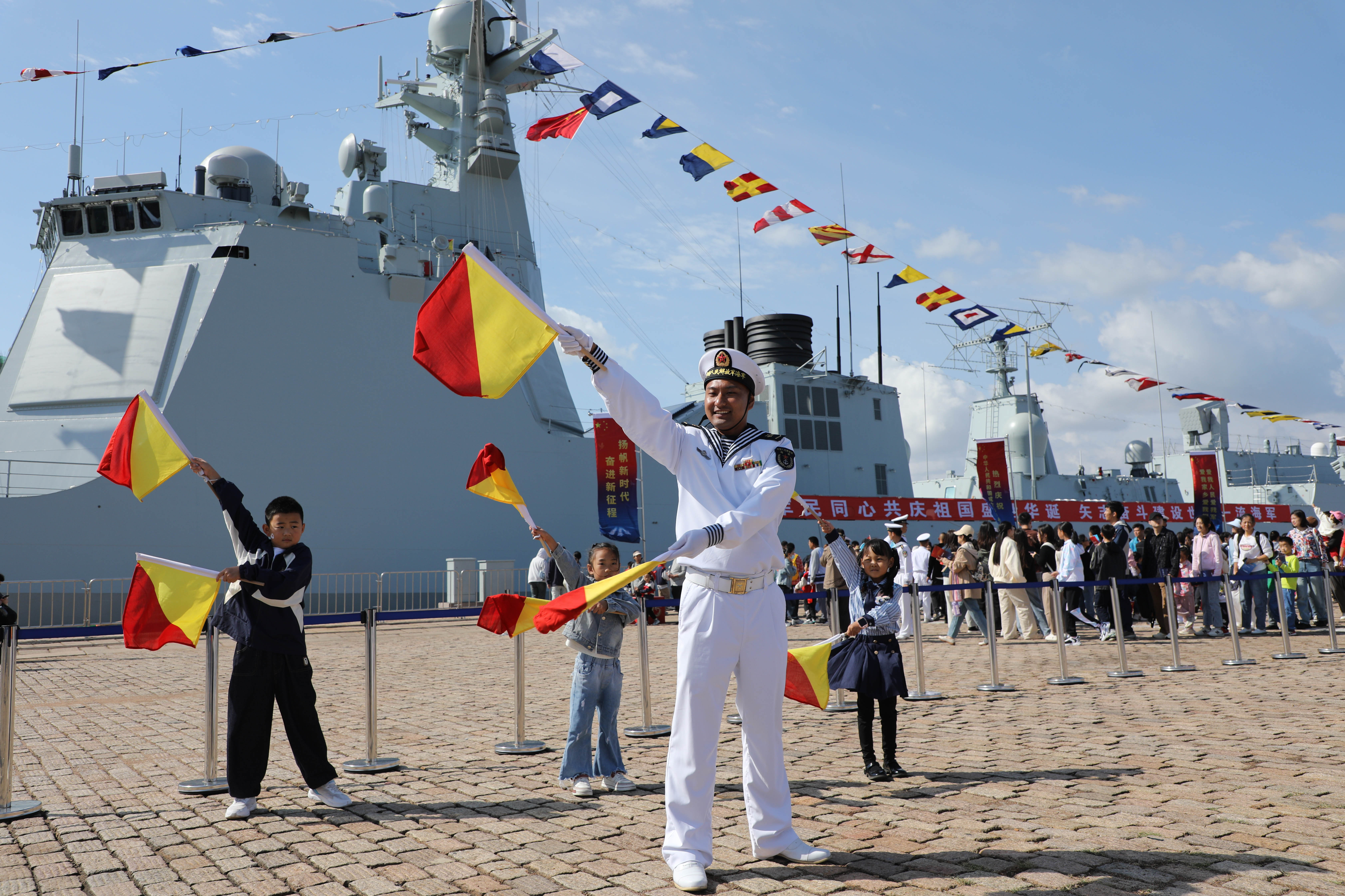 CHINA-KAPAL ANGKATAN LAUT-TUR PUBLIK-LIBURAN HARI NASIONAL-2-Image-1