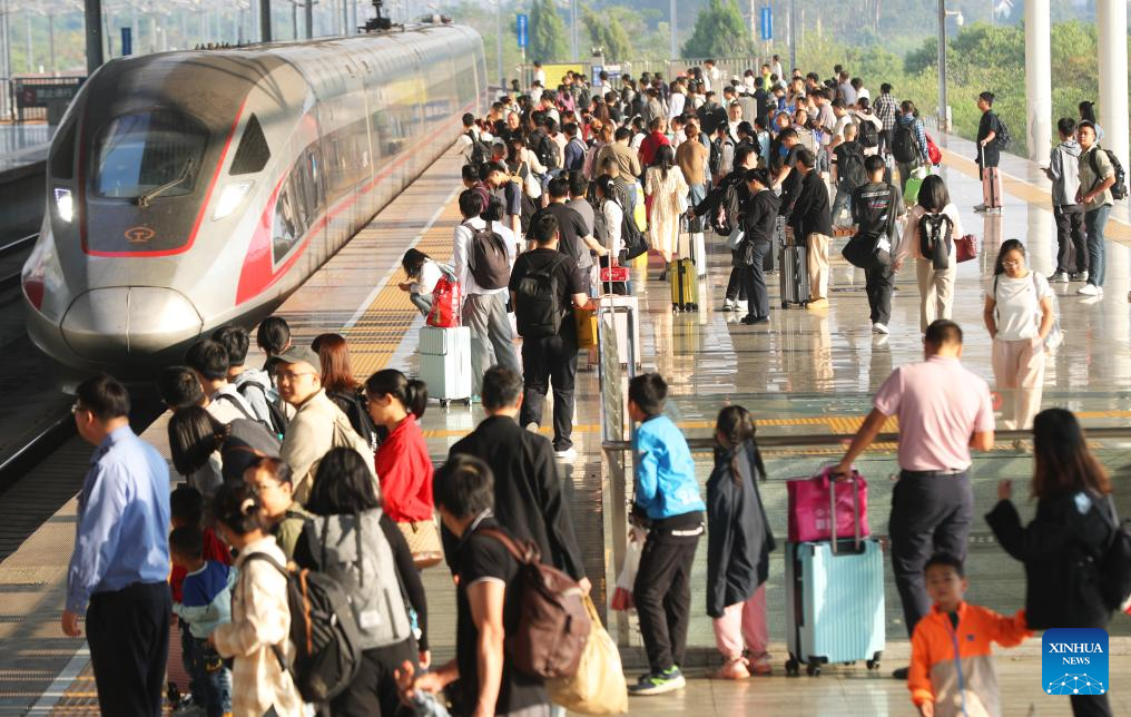 Potret : Lonjakan Penumpang Jelang Berakhirnya Libur Nasional-Image-6