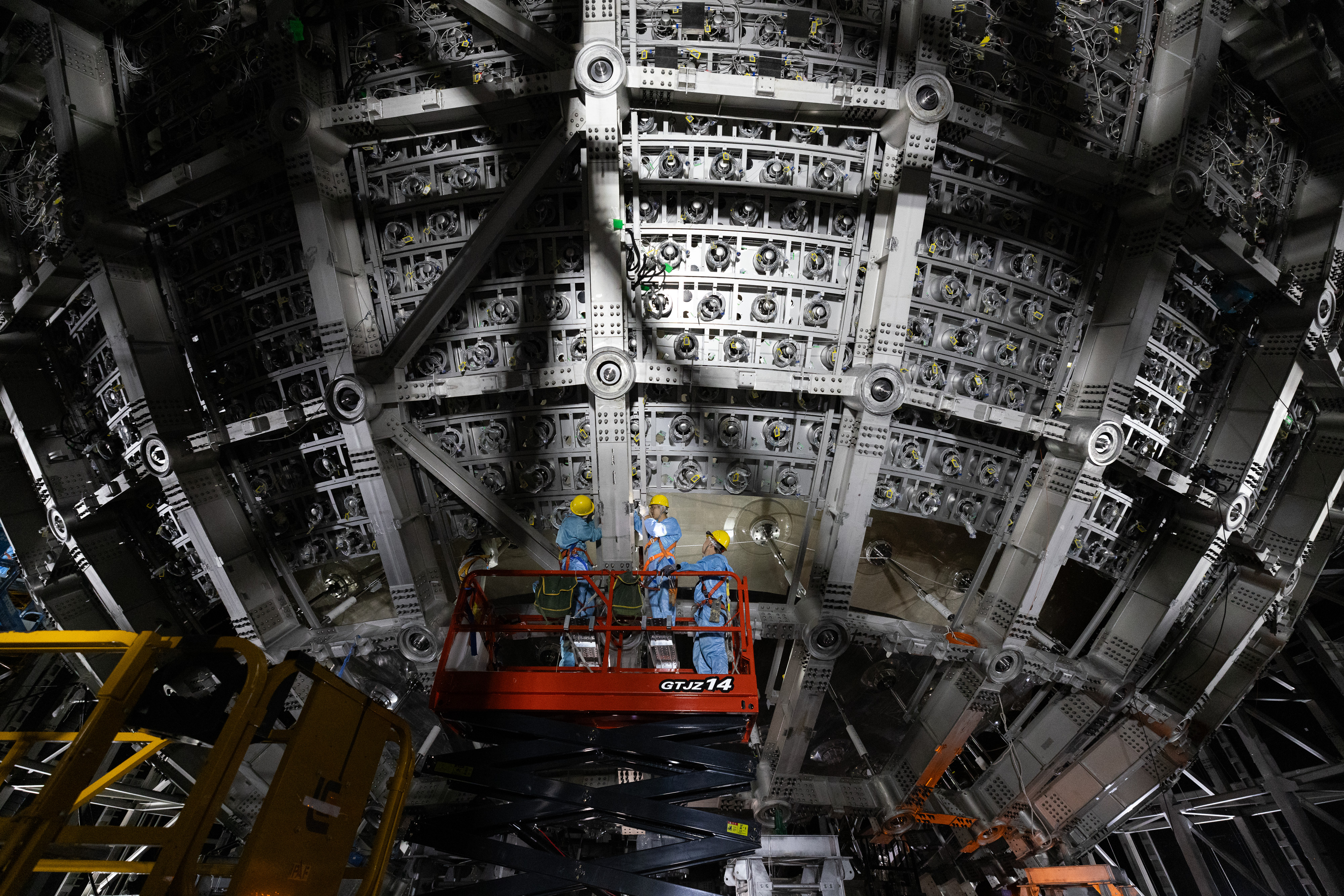 China bangun bola raksasa transparan bawah tanah untuk tangkap 