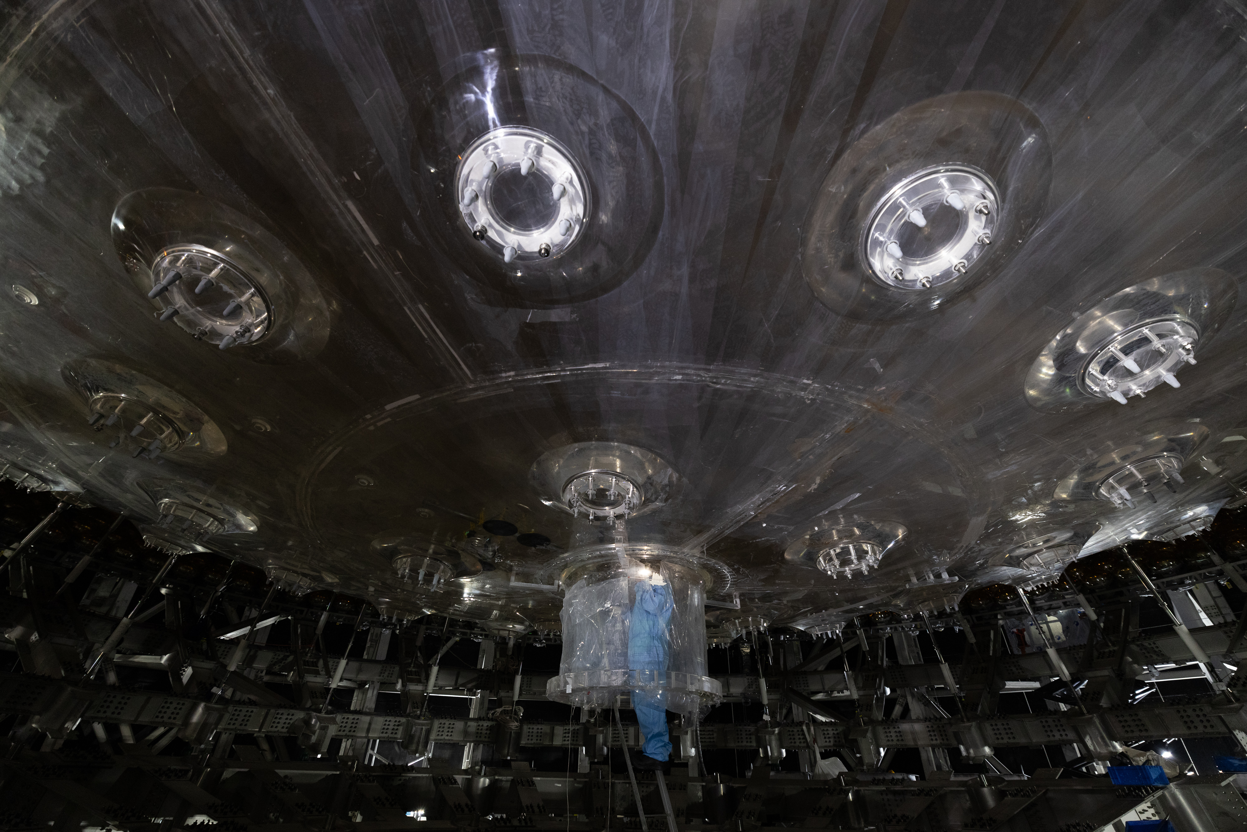 China bangun bola raksasa transparan bawah tanah untuk tangkap 