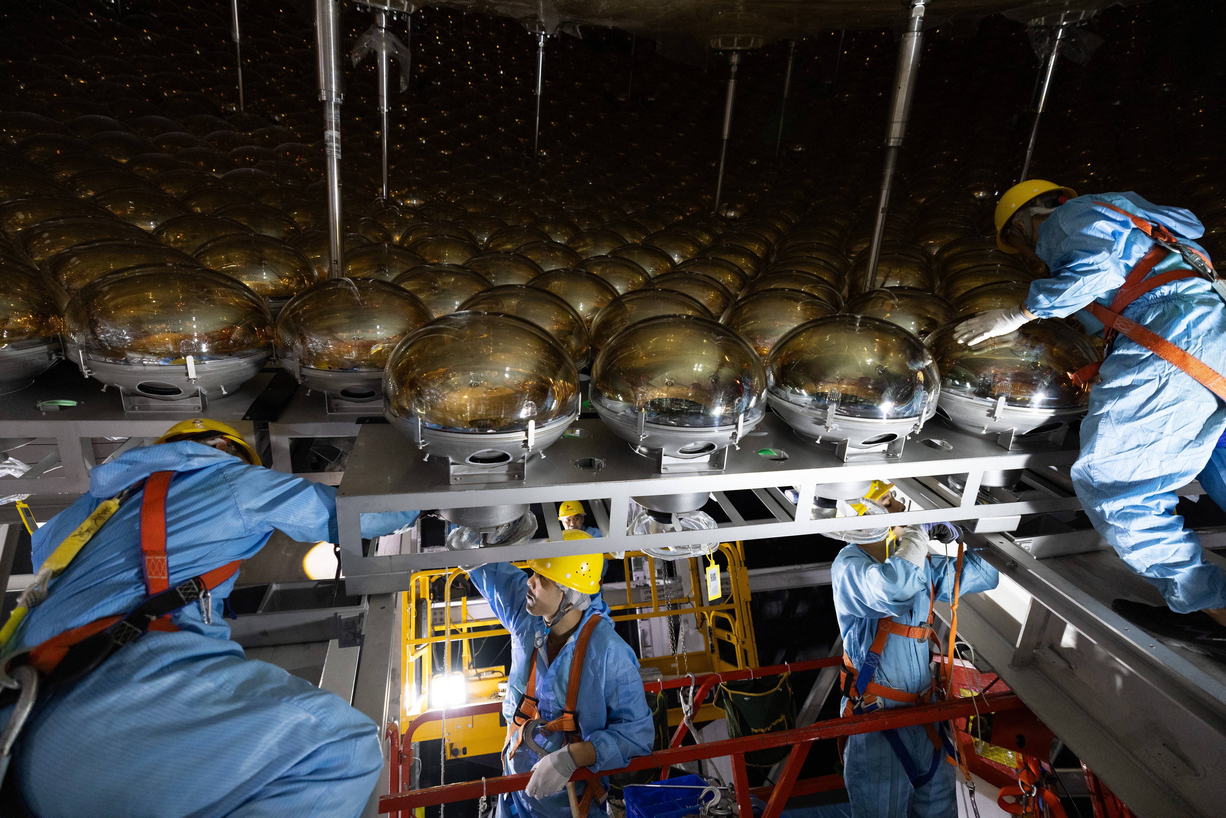 China bangun bola raksasa transparan bawah tanah untuk tangkap 