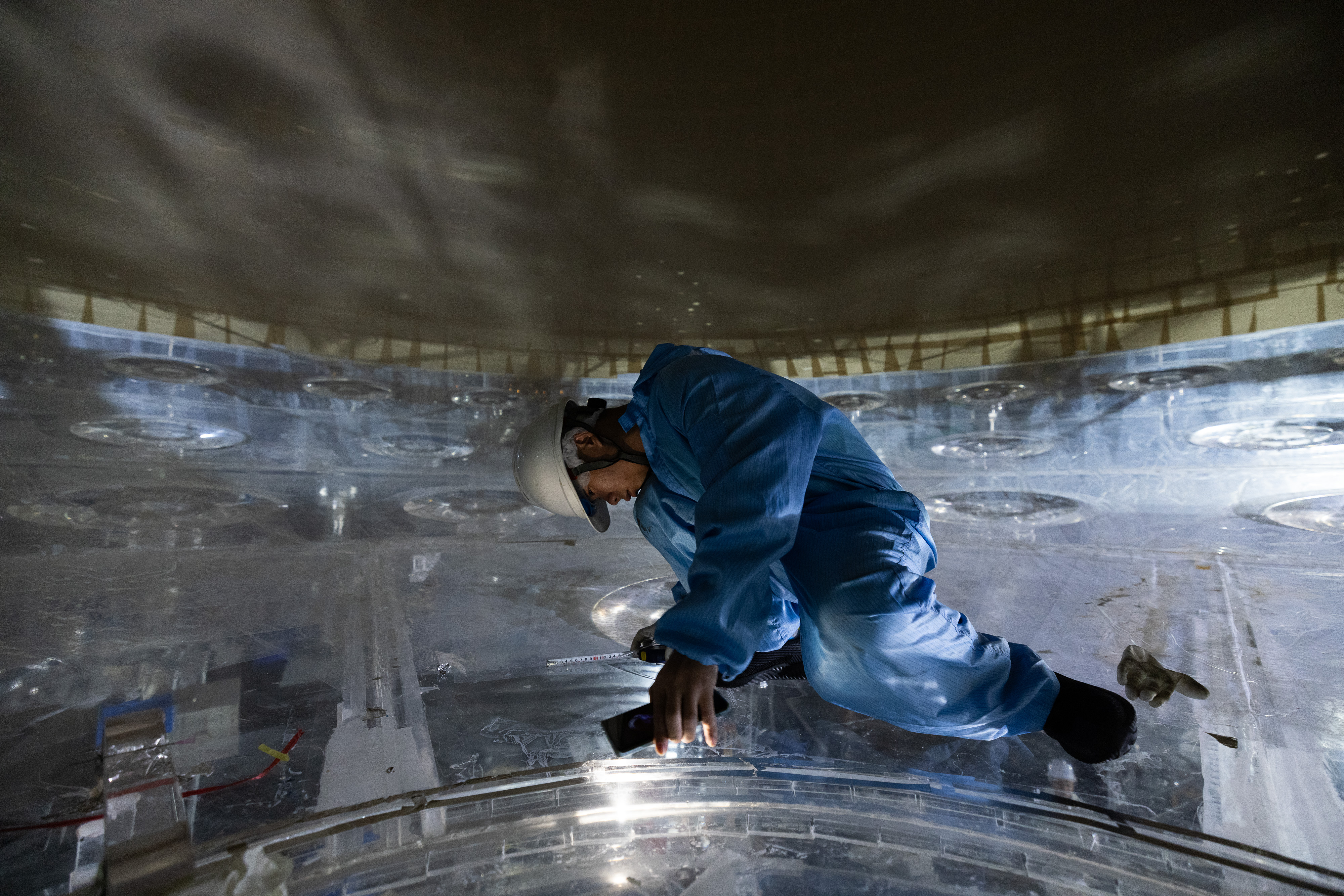 China bangun bola raksasa transparan bawah tanah untuk tangkap 