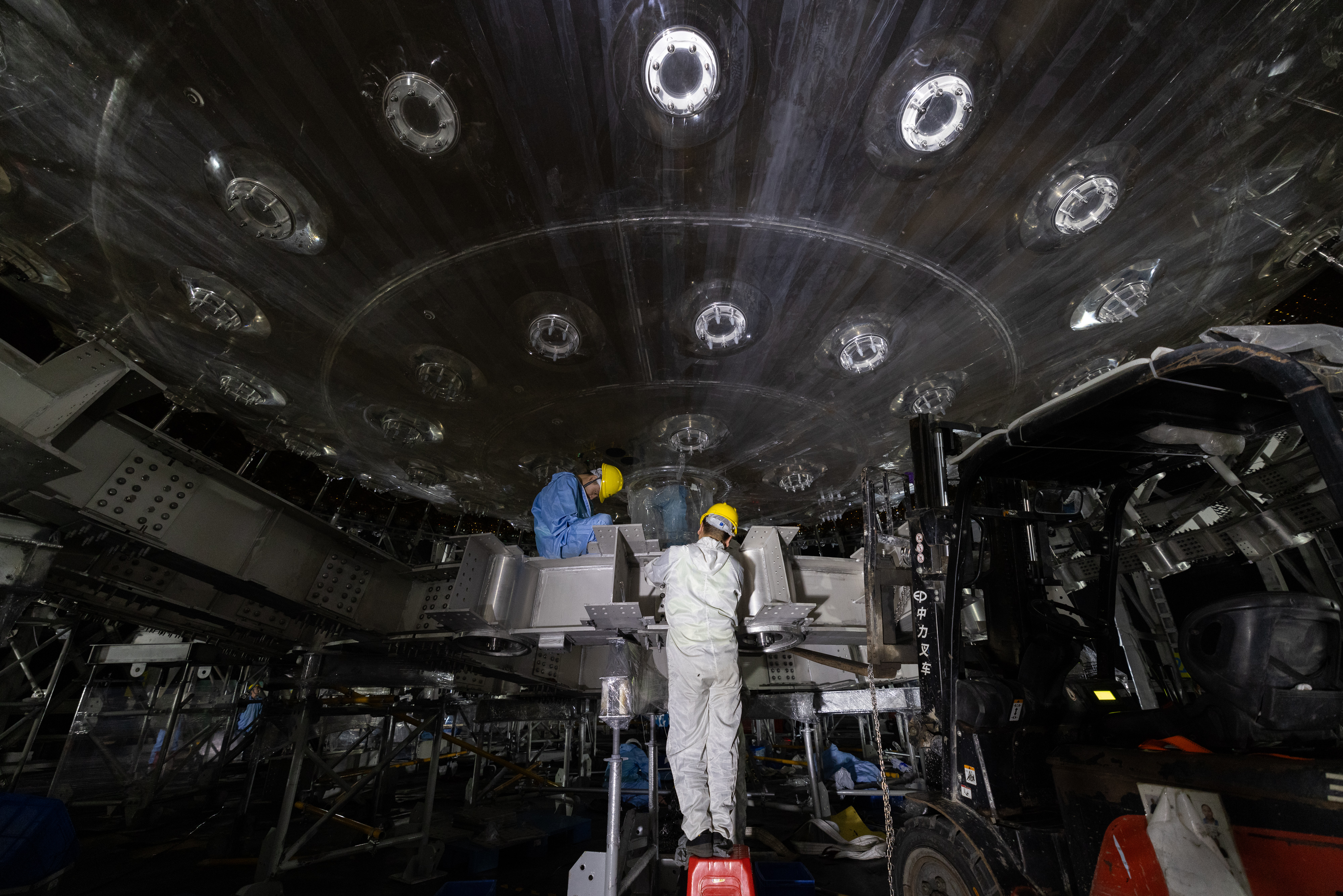 China bangun bola raksasa transparan bawah tanah untuk tangkap 