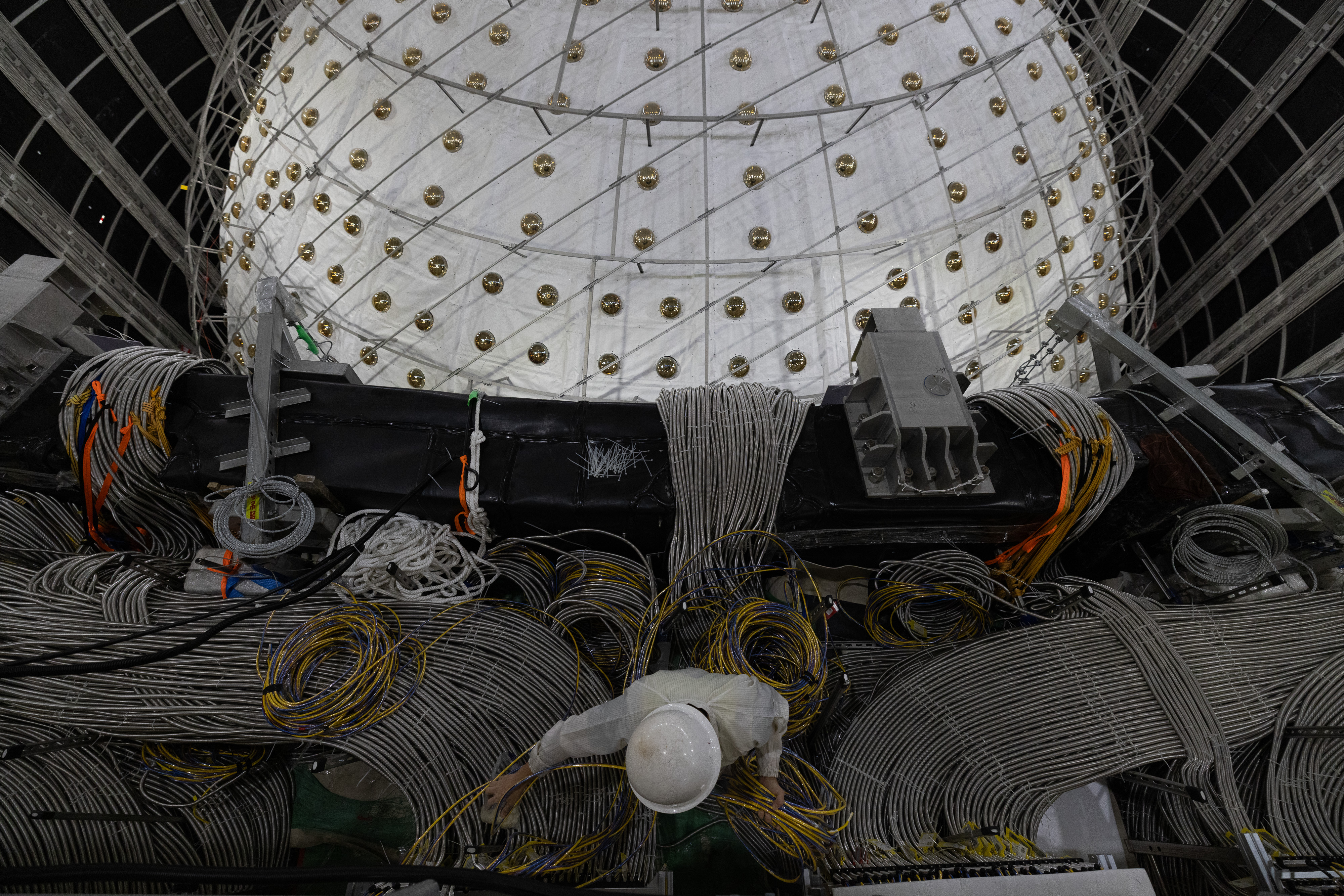 China bangun bola raksasa transparan bawah tanah untuk tangkap 