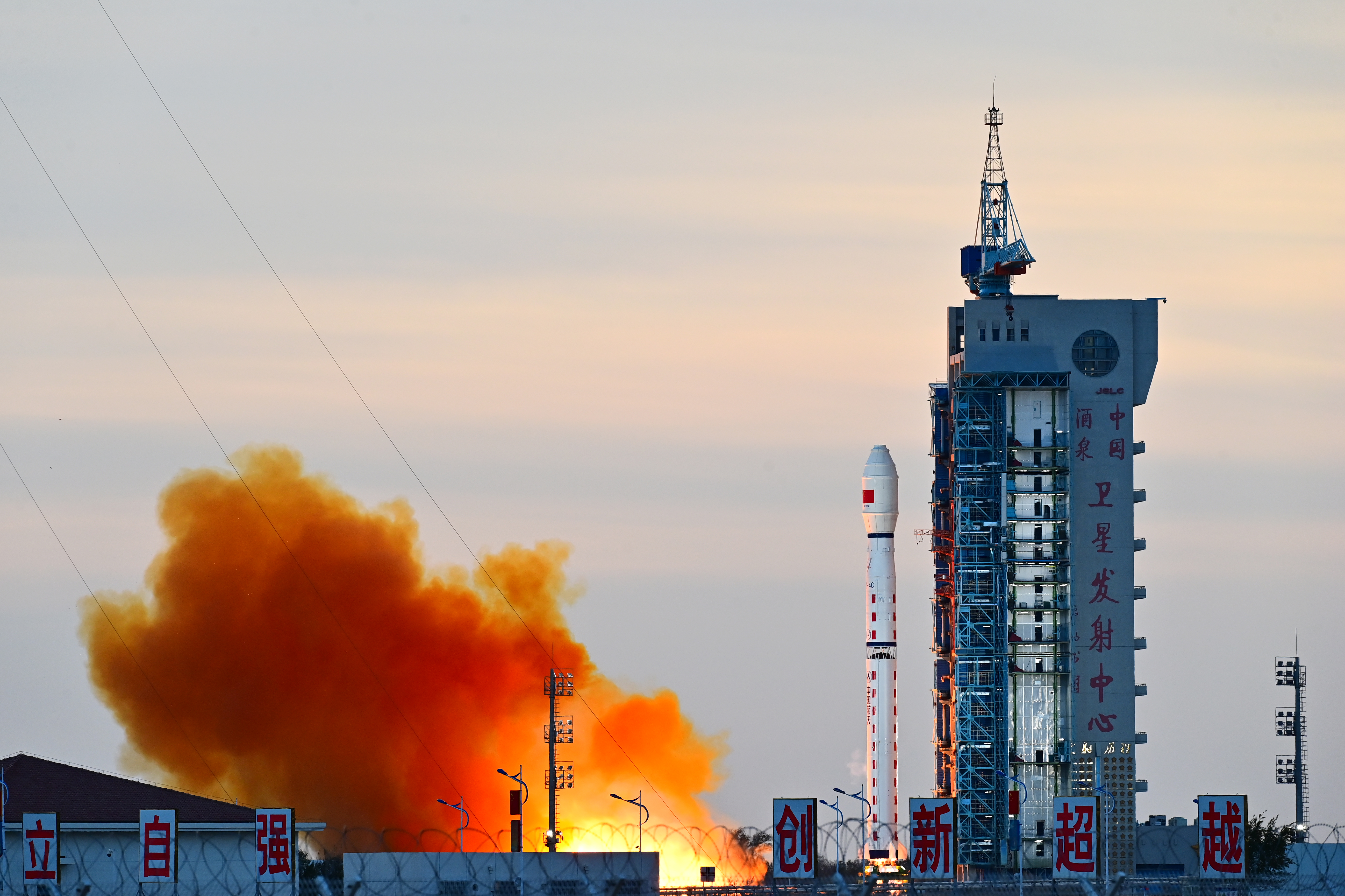 CHINA-JIUQUAN-SATELIT-PELUNCURAN-3-Image-1