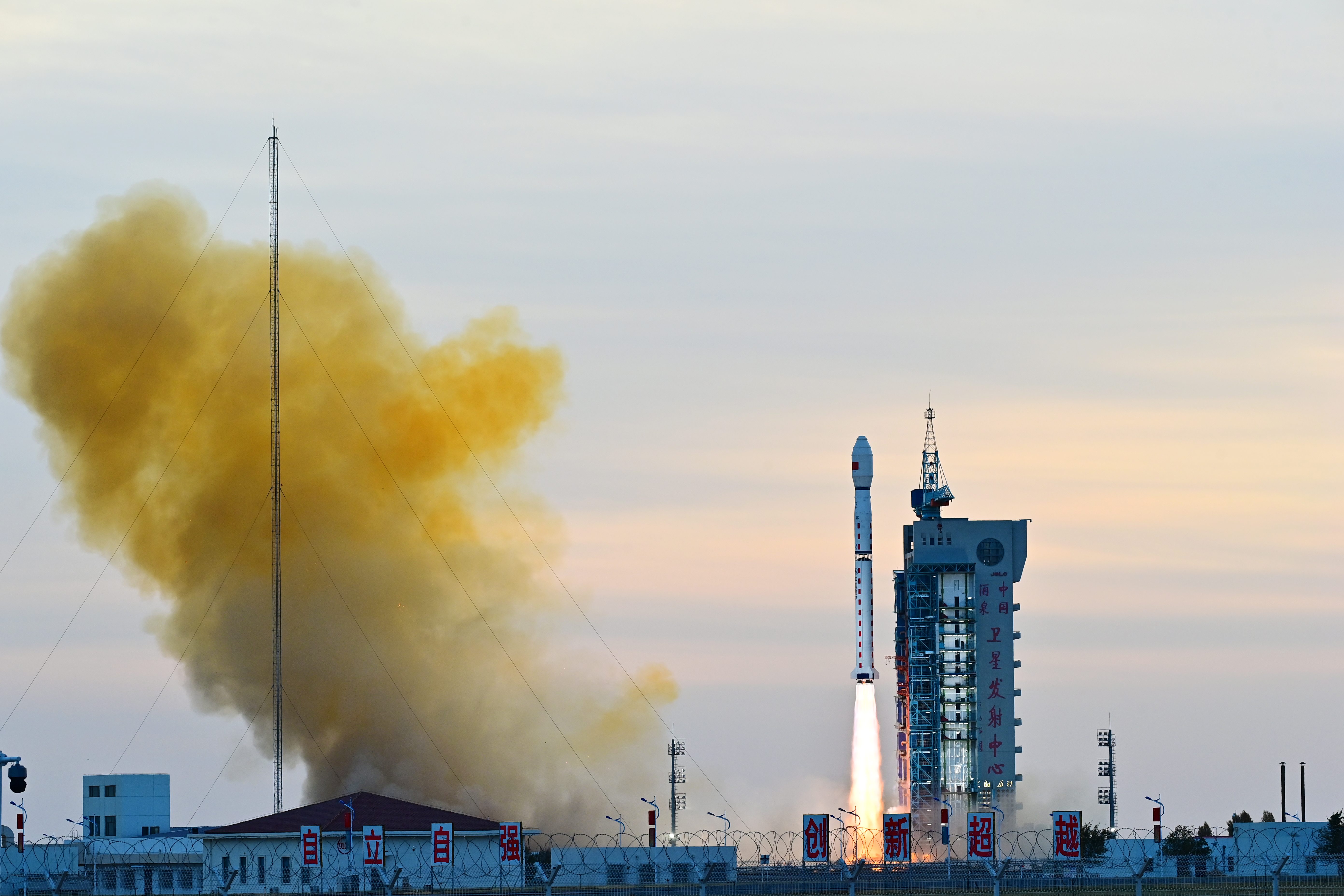 CHINA-JIUQUAN-SATELIT-PELUNCURAN-1-Image-1