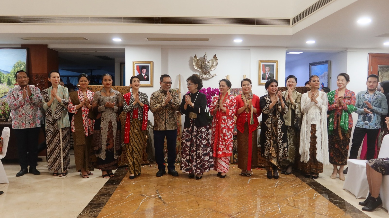 Potret : Menguak Filosofi Batik Indonesia: ASEAN Ladies Circle Menyatu dalam Keindahan Budaya Indonesia-Image-1