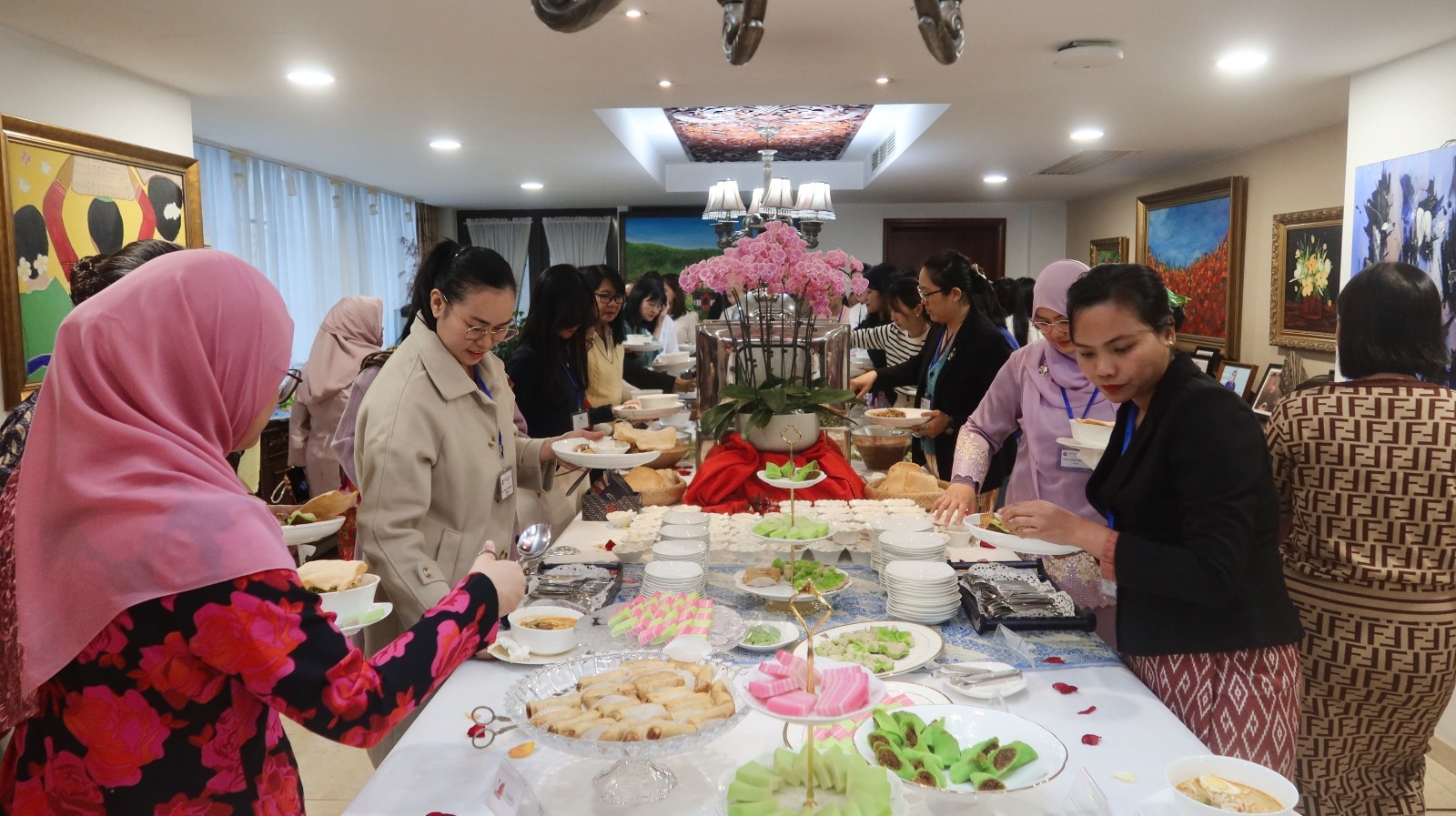 Potret : Menguak Filosofi Batik Indonesia: ASEAN Ladies Circle Menyatu dalam Keindahan Budaya Indonesia-Image-3