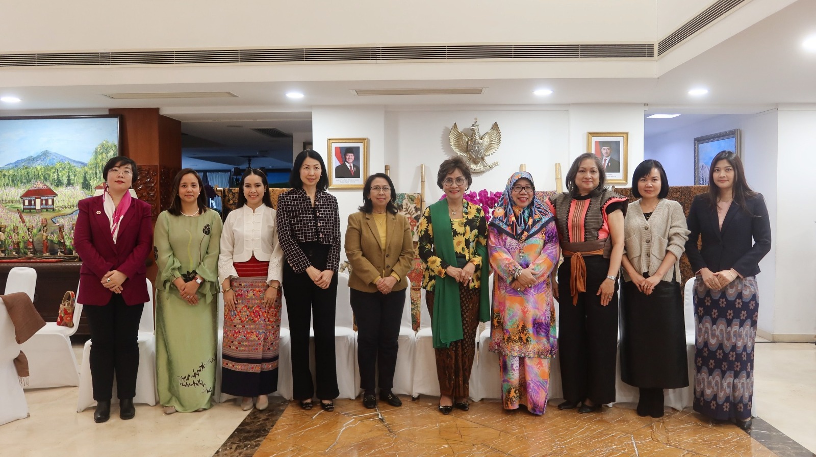 Potret : Menguak Filosofi Batik Indonesia: ASEAN Ladies Circle Menyatu dalam Keindahan Budaya Indonesia-Image-7