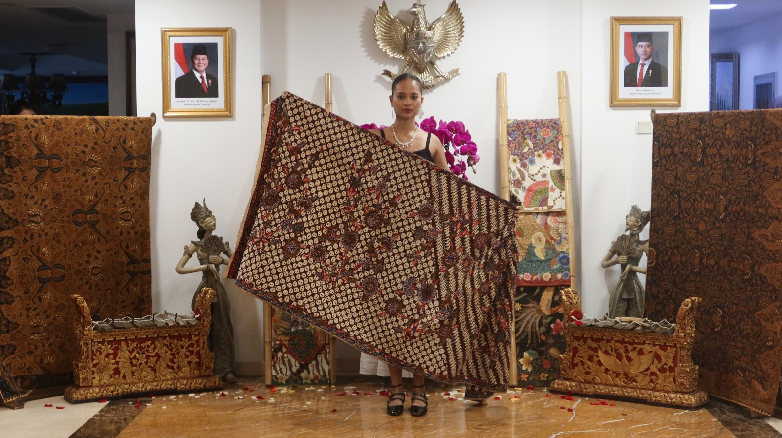 Potret : Menguak Filosofi Batik Indonesia: ASEAN Ladies Circle Menyatu dalam Keindahan Budaya Indonesia-Image-5