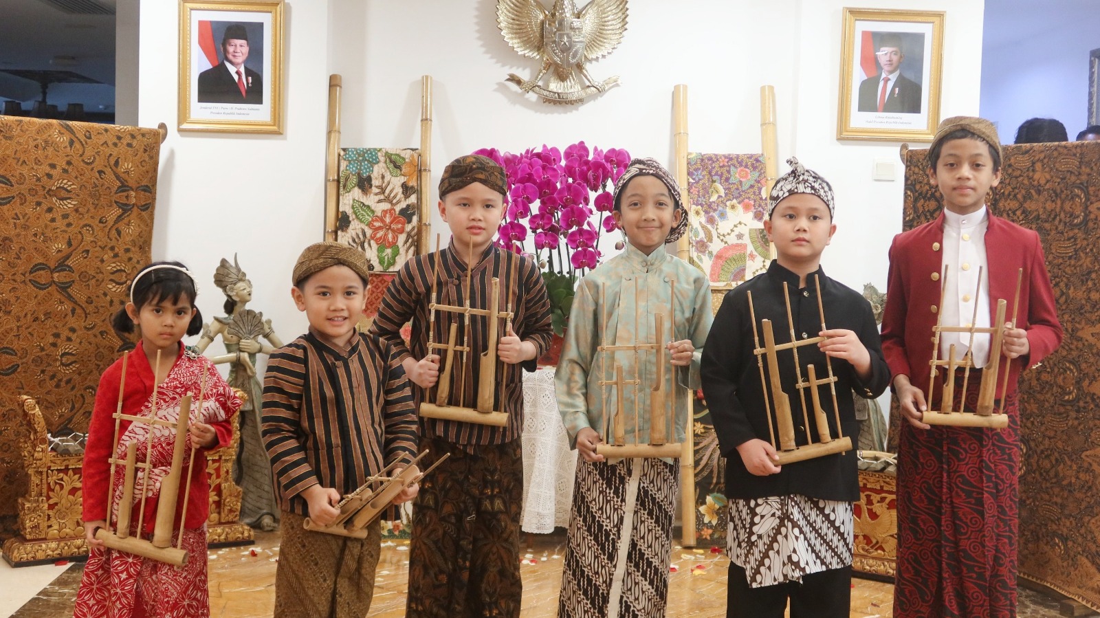 Potret : Menguak Filosofi Batik Indonesia: ASEAN Ladies Circle Menyatu dalam Keindahan Budaya Indonesia-Image-4