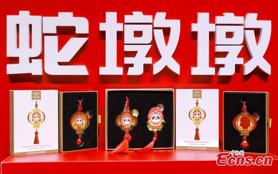 Potret : Maskot Bing Dwen Dwen Versi Ular Resmi Meluncur-Image-2