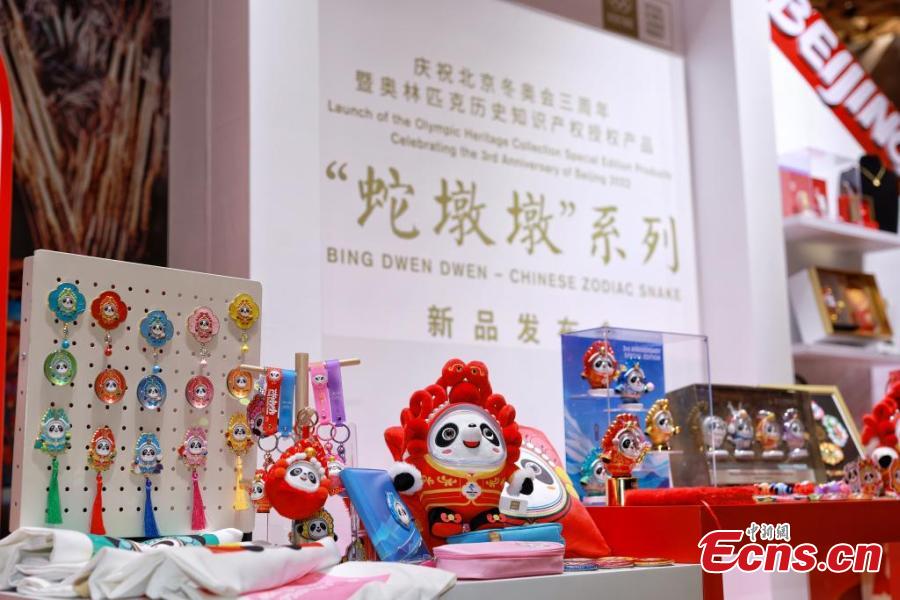 Potret : Maskot Bing Dwen Dwen Versi Ular Resmi Meluncur-Image-3