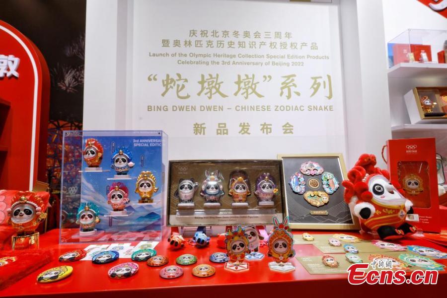 Potret : Maskot Bing Dwen Dwen Versi Ular Resmi Meluncur-Image-4