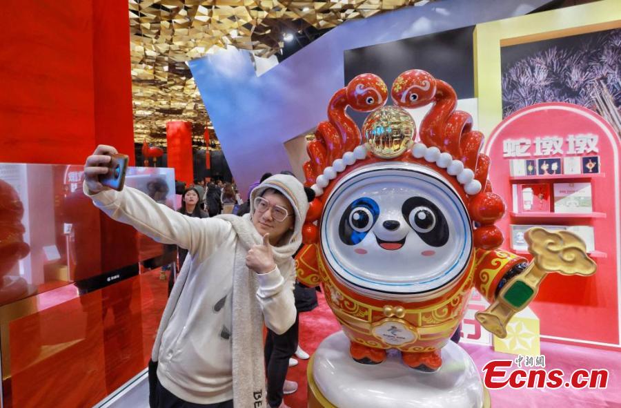 Potret : Maskot Bing Dwen Dwen Versi Ular Resmi Meluncur-Image-5