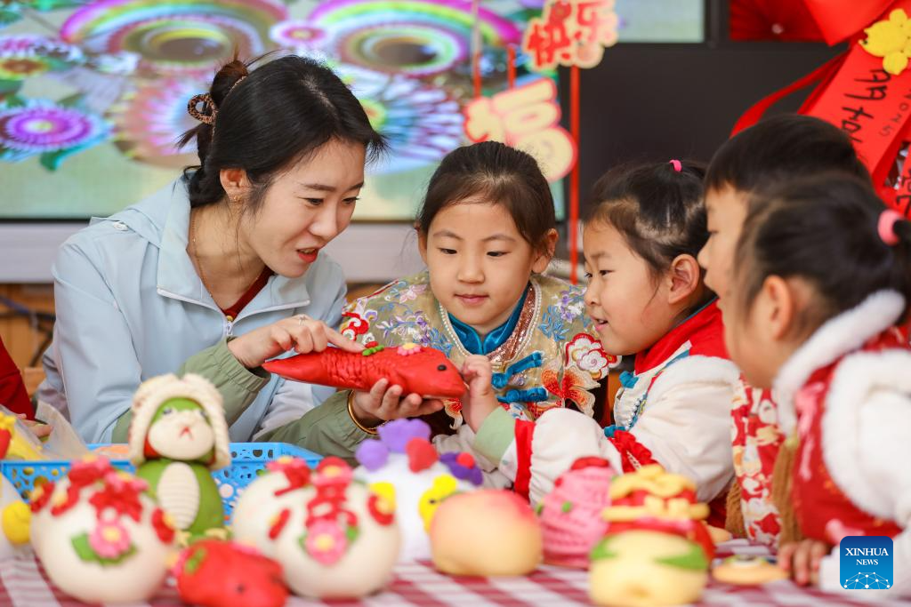 POTRET: Sambut Tahun Baru, Siswa Seluruh China Gelar Acara-Image-3 POTRET: Sambut Tahun Baru, Siswa Seluruh China Gelar Acara-Image-3