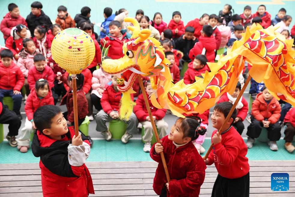 POTRET: Sambut Tahun Baru, Siswa Seluruh China Gelar Acara-Image-2 POTRET: Sambut Tahun Baru, Siswa Seluruh China Gelar Acara-Image-2