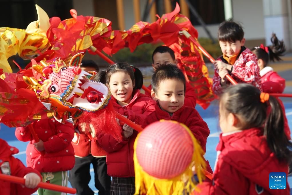 POTRET: Sambut Tahun Baru, Siswa Seluruh China Gelar Acara-Image-6 POTRET: Sambut Tahun Baru, Siswa Seluruh China Gelar Acara-Image-6