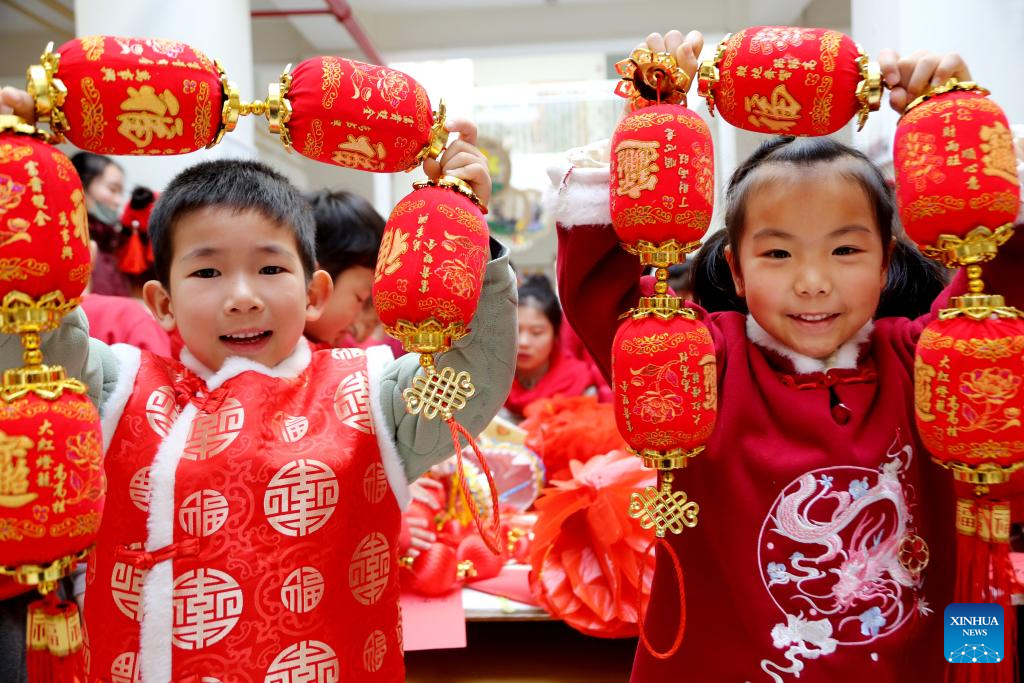 POTRET: Sambut Tahun Baru, Siswa Seluruh China Gelar Acara-Image-4 POTRET: Sambut Tahun Baru, Siswa Seluruh China Gelar Acara-Image-4