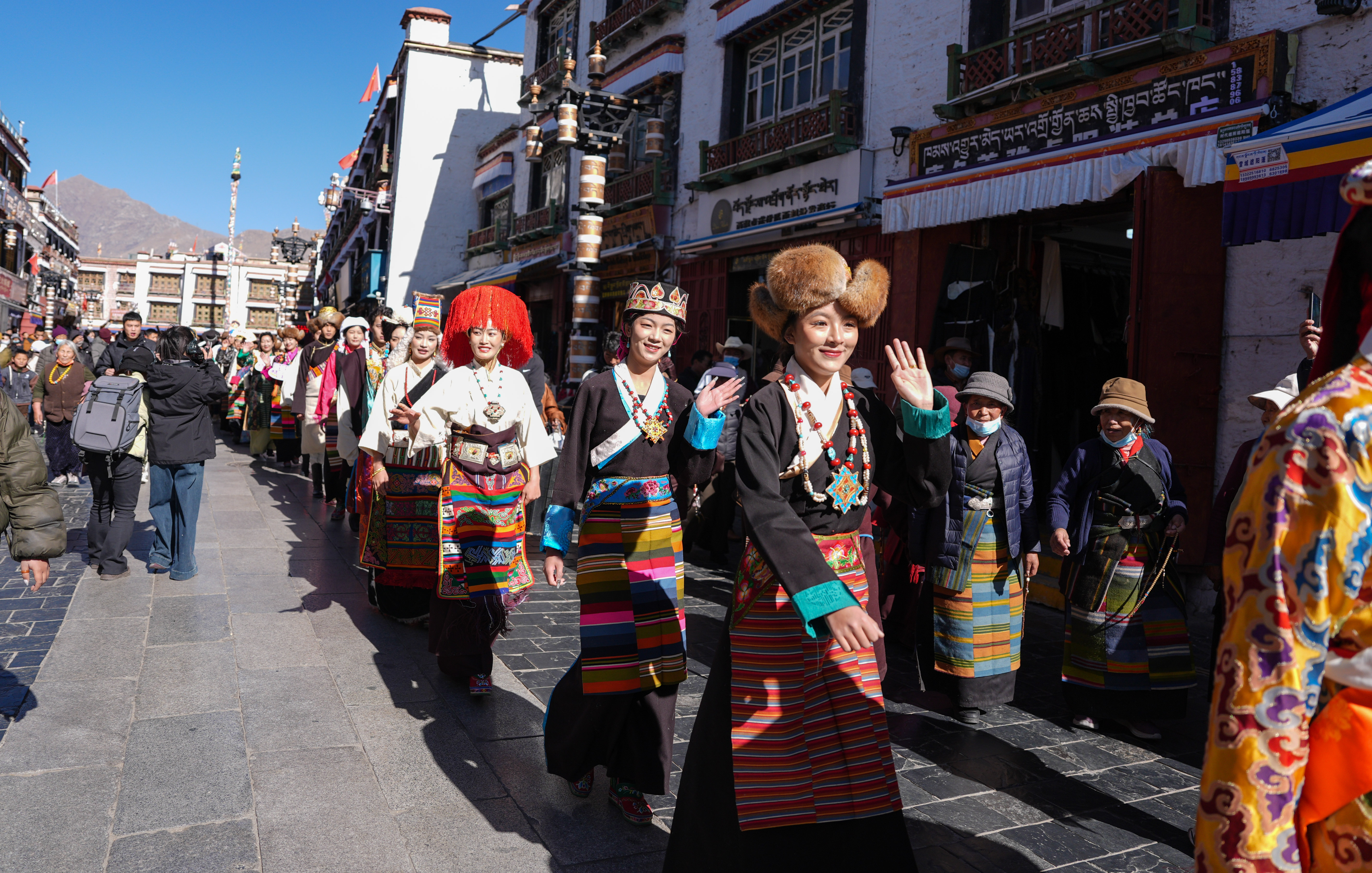 CHINA-XIZANG-LHASA-PERTUNJUKAN KOSTUM-PARADE-1-Image-1