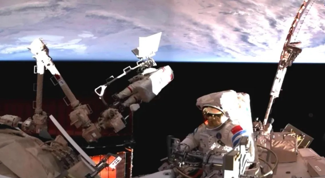 Astronot Shenzhou-19 Lakukan Eksperimen Robot Inspeksi Luar Angkasa-Image-1