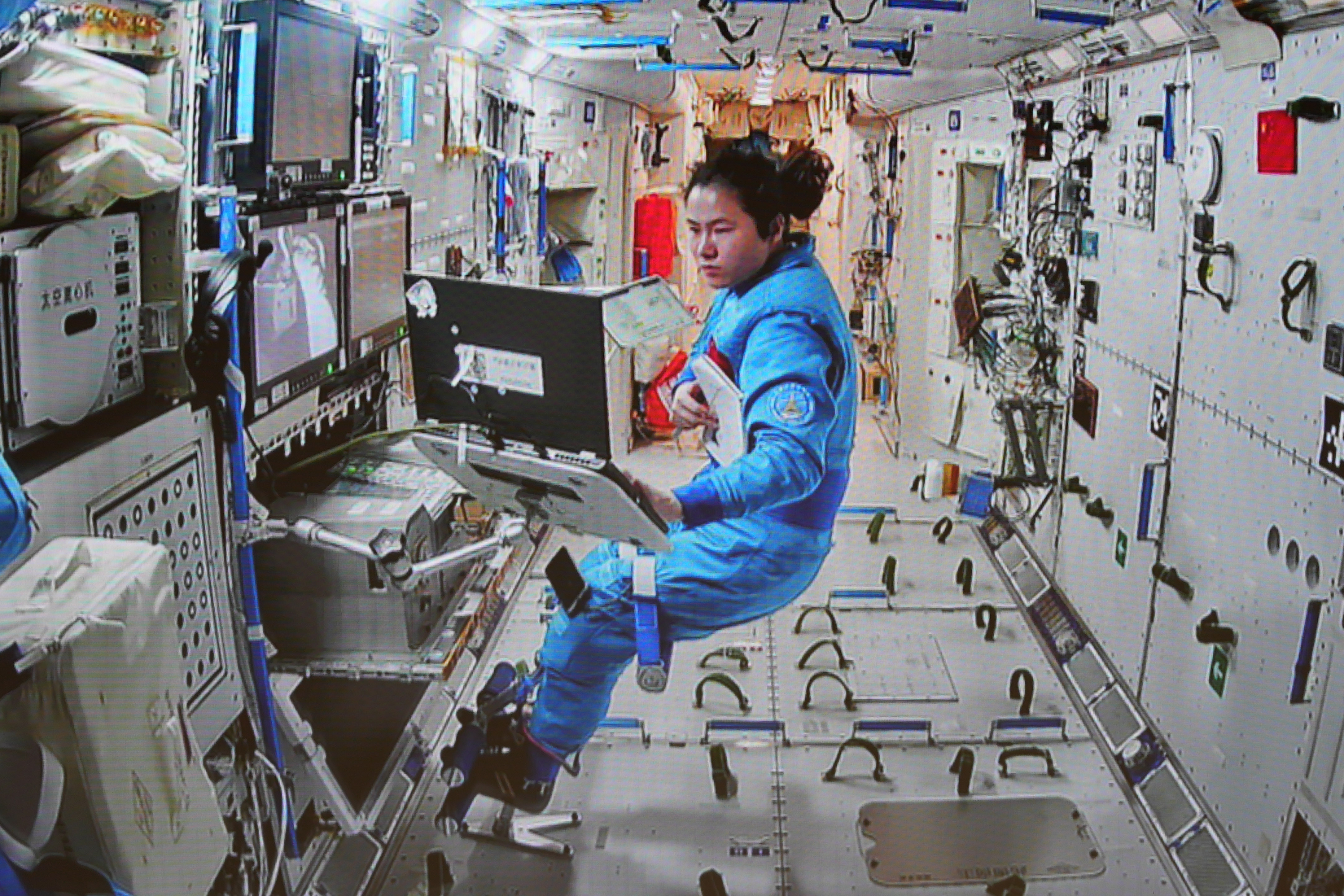 Peringati Hari Perempuan Internasional, Astronaut Wanita China Kirim Salam dari Luar Angkasa-Image-1