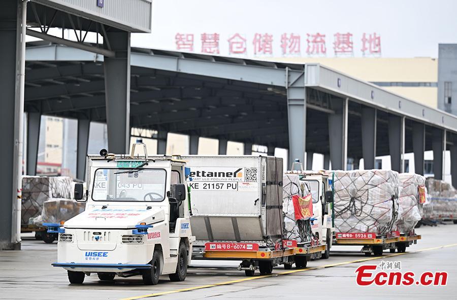 Potret : Traktor Autonomous Selesaikan Uji Jalan di Bandara Hangzhou-Image-4