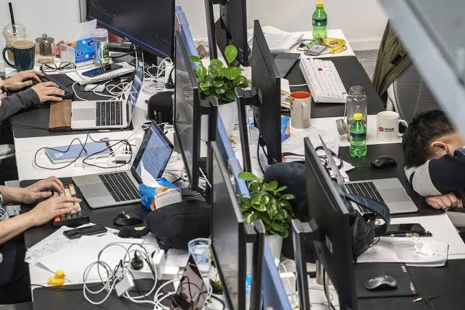 Otoritas Tiongkok Bakal Atur Budaya Kerja Terkait Lembur Berlebihan-Image-1