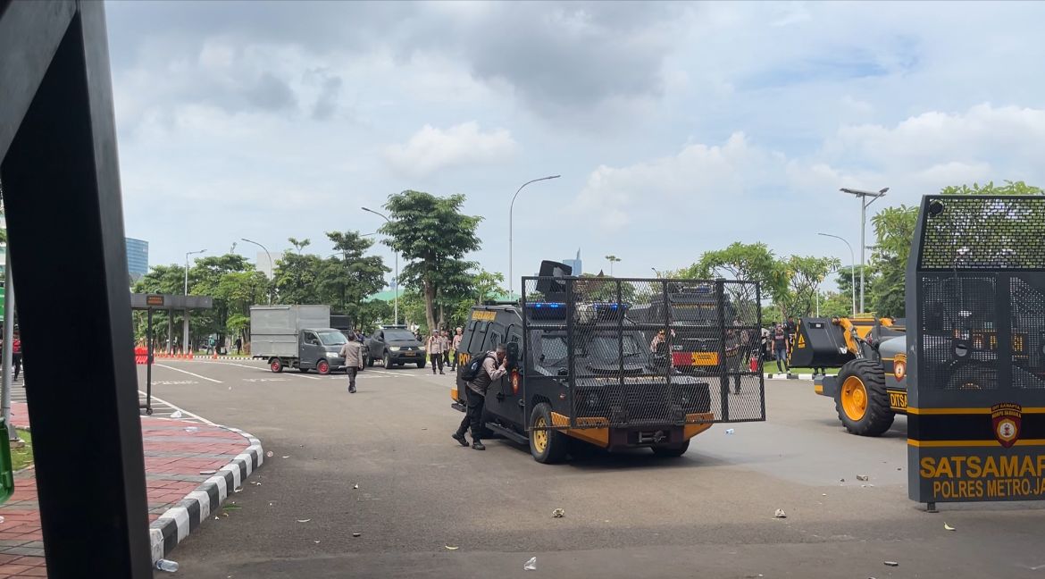 POTRET: Aksi Demo Mahasiswa Menentang Pengesahan Pengesahan Revisi UU TNI-Image-3