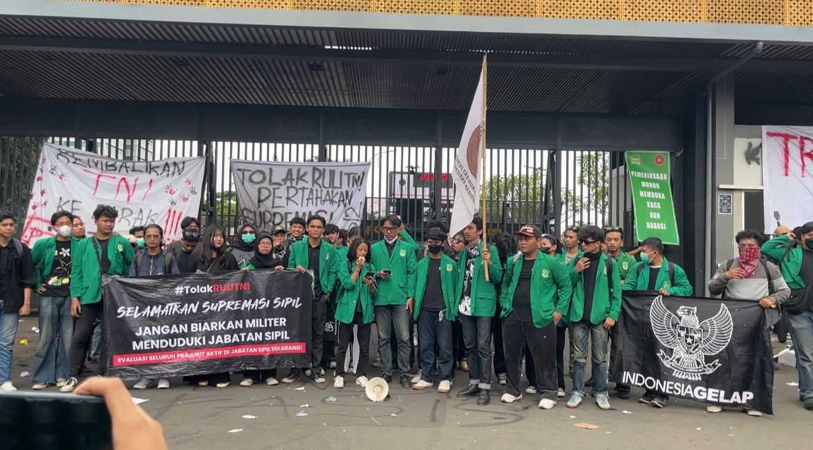POTRET: Aksi Demo Mahasiswa Menentang Pengesahan Pengesahan Revisi UU TNI-Image-1