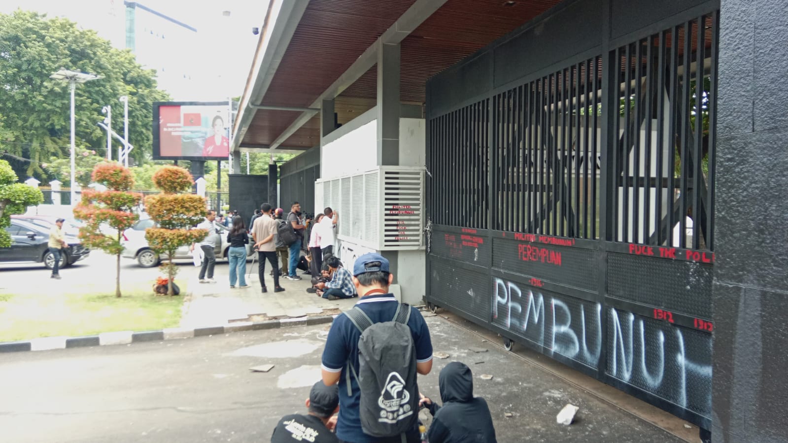 POTRET: Aksi Demo Mahasiswa Menentang Pengesahan Pengesahan Revisi UU TNI-Image-4