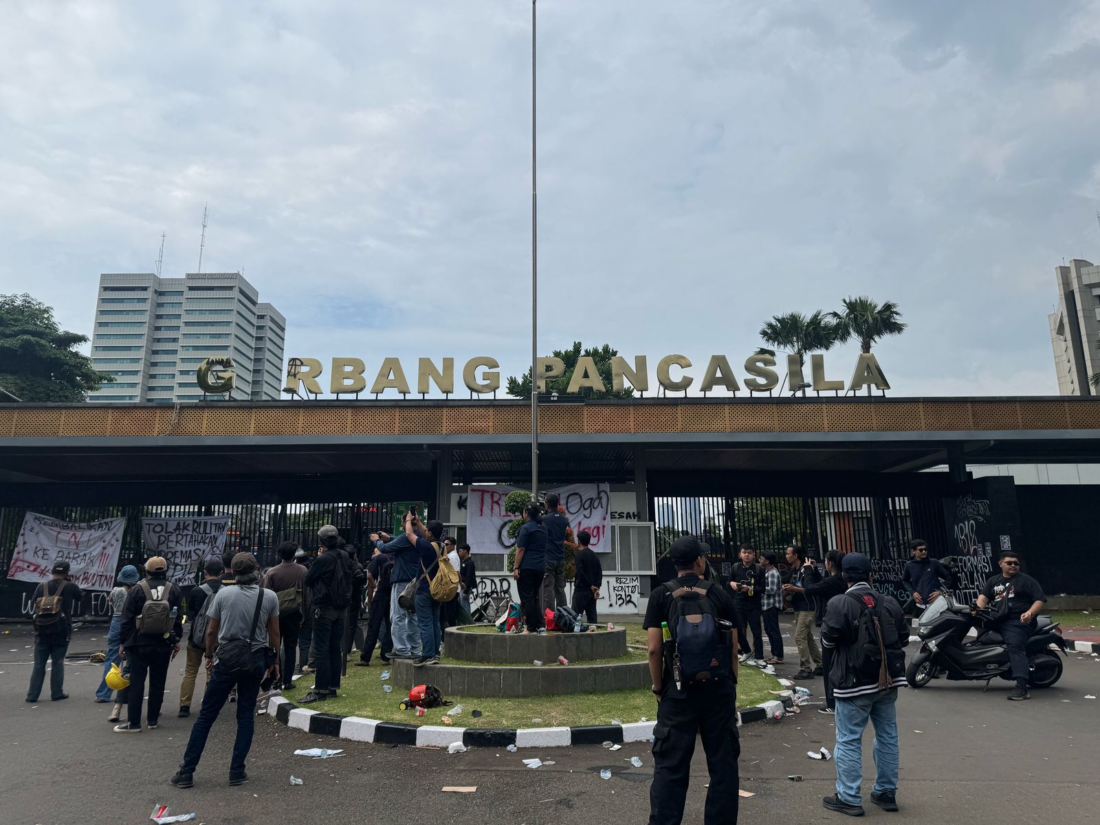 POTRET: Aksi Demo Mahasiswa Menentang Pengesahan Pengesahan Revisi UU TNI-Image-5