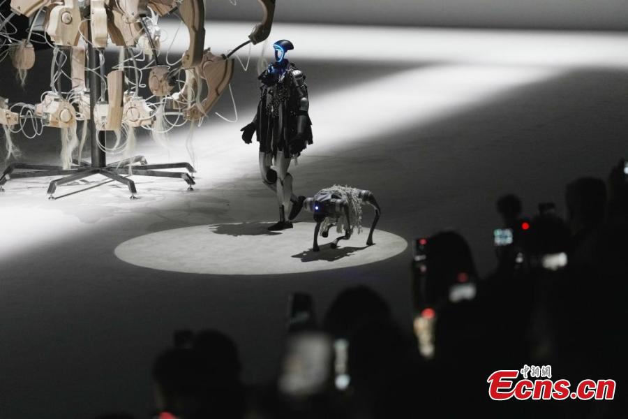 Potret : Robot Humanoid di Shanghai Fashion Week-Image-1 Potret : Robot Humanoid di Shanghai Fashion Week-Image-1