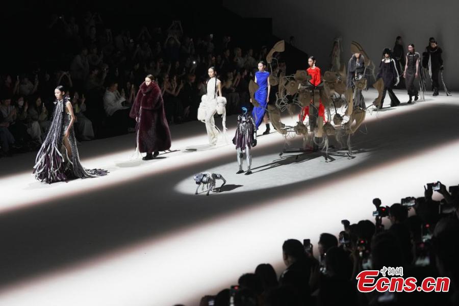 Potret : Robot Humanoid di Shanghai Fashion Week-Image-2 Potret : Robot Humanoid di Shanghai Fashion Week-Image-2