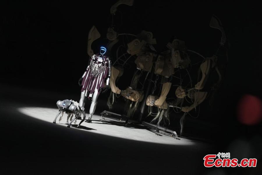 Potret : Robot Humanoid di Shanghai Fashion Week-Image-3 Potret : Robot Humanoid di Shanghai Fashion Week-Image-3