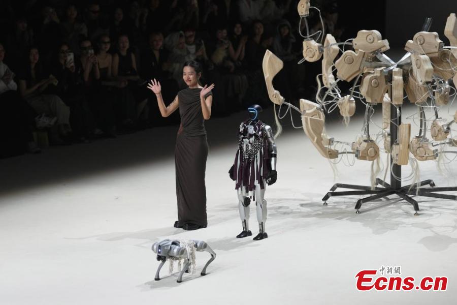 Potret : Robot Humanoid di Shanghai Fashion Week-Image-5 Potret : Robot Humanoid di Shanghai Fashion Week-Image-5