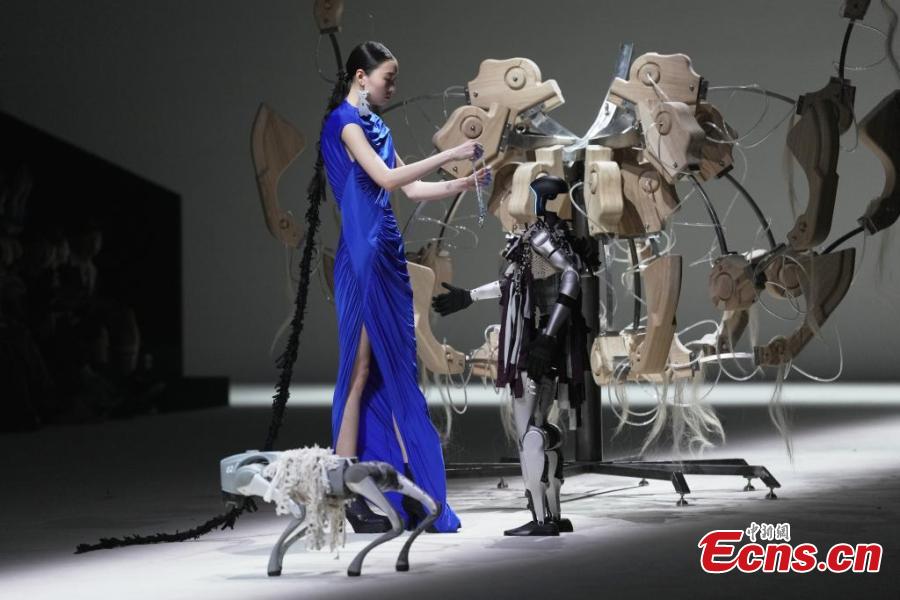 Potret : Robot Humanoid di Shanghai Fashion Week-Image-4 Potret : Robot Humanoid di Shanghai Fashion Week-Image-4