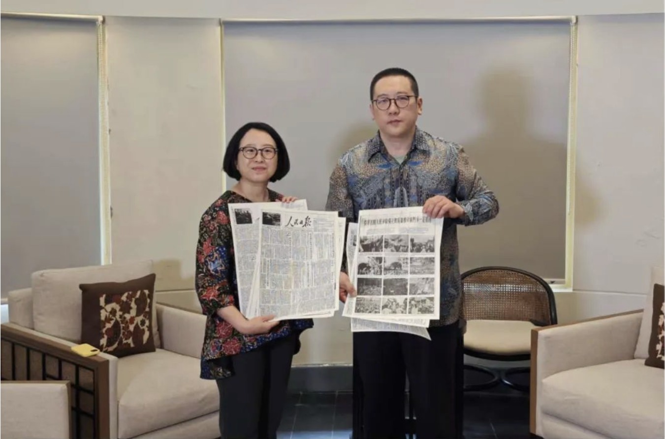 Kedutaan Besar Tiongkok di Indonesia Serahkan Salinan Laporan Harian Rakyat Tentang Peringatan Konferensi Asia Afrika Bandung-Image-1 Kedutaan Besar Tiongkok di Indonesia Serahkan Salinan Laporan Harian Rakyat Tentang Peringatan Konferensi Asia Afrika Bandung-Image-1