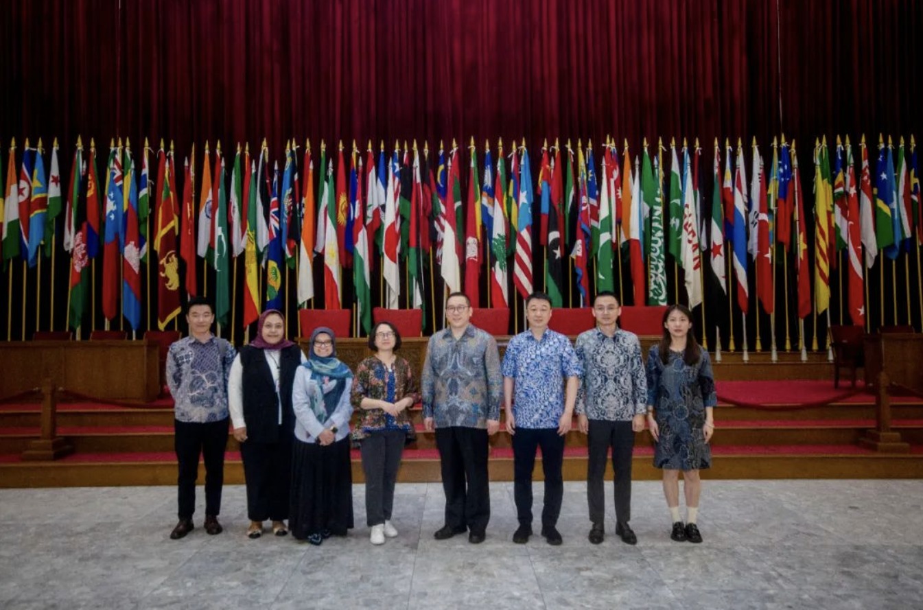 Kedutaan Besar Tiongkok di Indonesia Serahkan Salinan Laporan Harian Rakyat Tentang Peringatan Konferensi Asia Afrika Bandung-Image-2 Kedutaan Besar Tiongkok di Indonesia Serahkan Salinan Laporan Harian Rakyat Tentang Peringatan Konferensi Asia Afrika Bandung-Image-2
