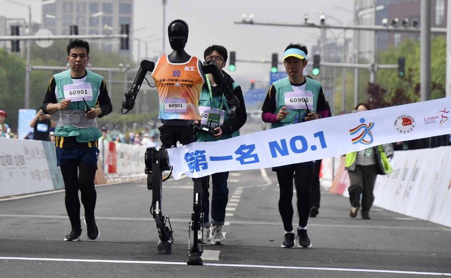 Robot Humanoid Tuntaskan Lomba Setengah Maraton Pertama Bersama Pelari Manusia di Beijing-Image-2