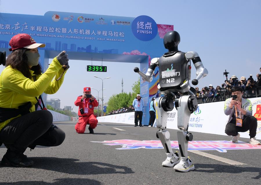Robot Humanoid Tuntaskan Lomba Setengah Maraton Pertama Bersama Pelari Manusia di Beijing-Image-3