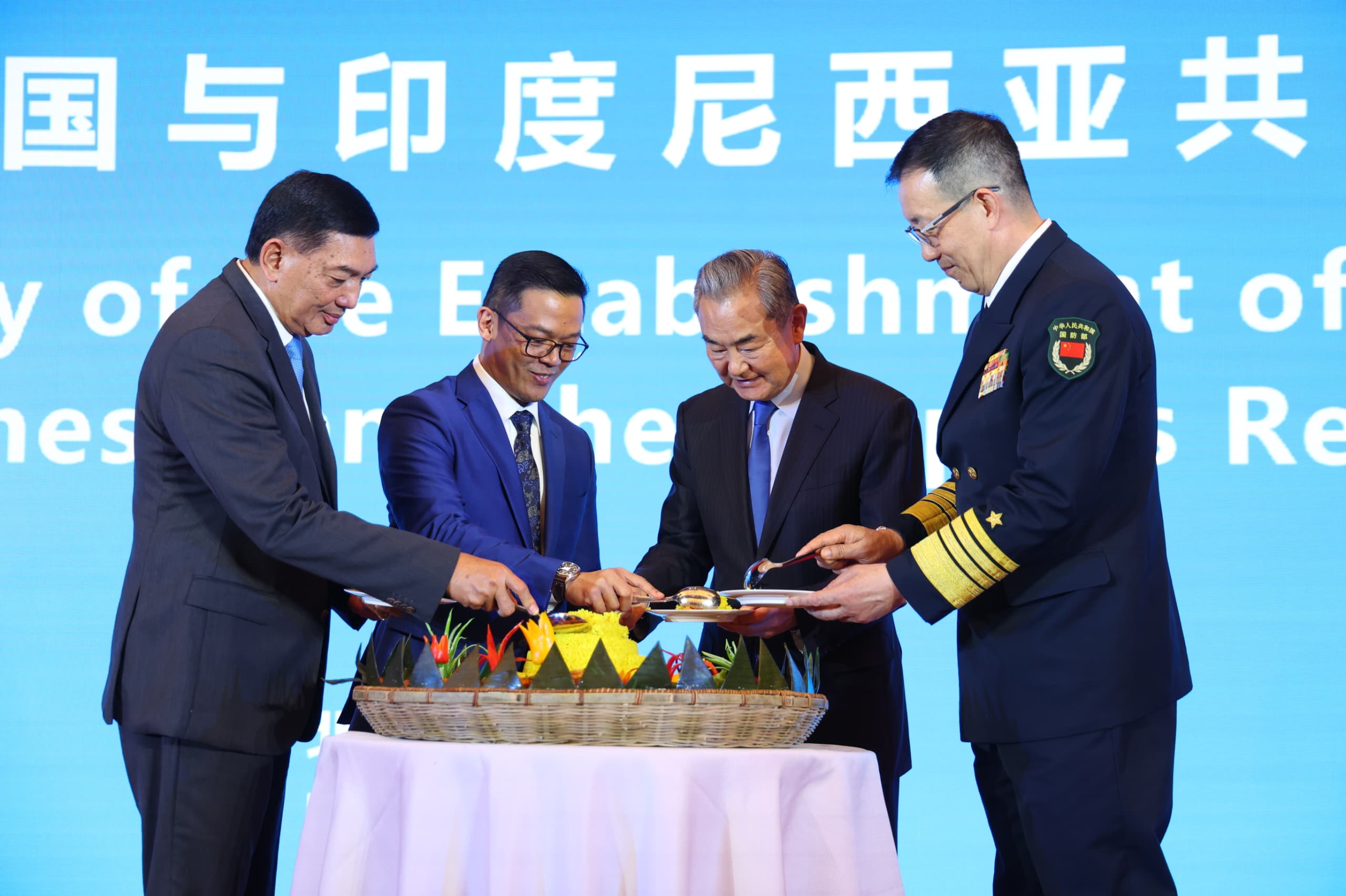 Rayakan 75 Tahun RI-Tiongkok, Menlu dan Menhan Kedua Negara Hadir di Beijing-Image-1 Rayakan 75 Tahun RI-Tiongkok, Menlu dan Menhan Kedua Negara Hadir di Beijing-Image-1