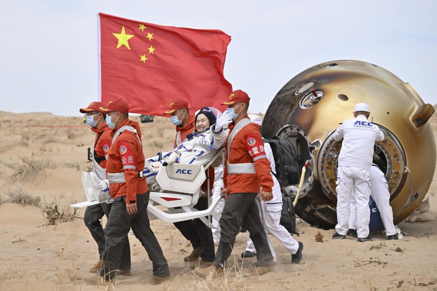 Paska Pendaratan di Dongfeng, Awak Shenzhou-19 Tiba di Beijing-Image-1 Paska Pendaratan di Dongfeng, Awak Shenzhou-19 Tiba di Beijing-Image-1