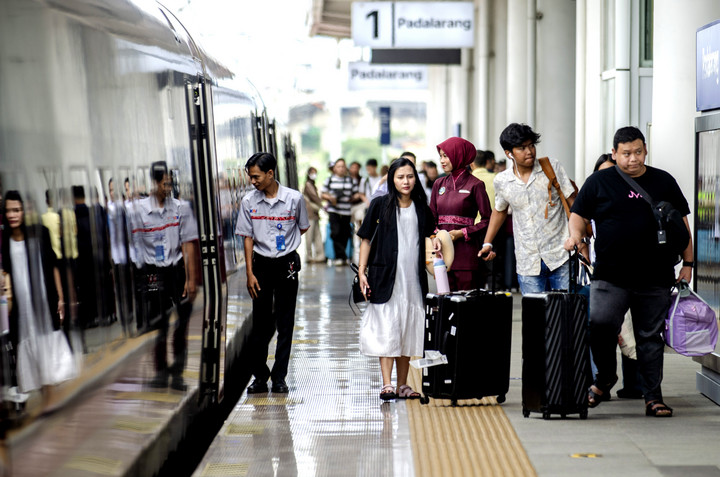 Kereta Cepat Whoosh Angkut 1,3 Juta Penumpang Lansia sejak Beroperasi-Image-1 Kereta Cepat Whoosh Angkut 1,3 Juta Penumpang Lansia sejak Beroperasi-Image-1