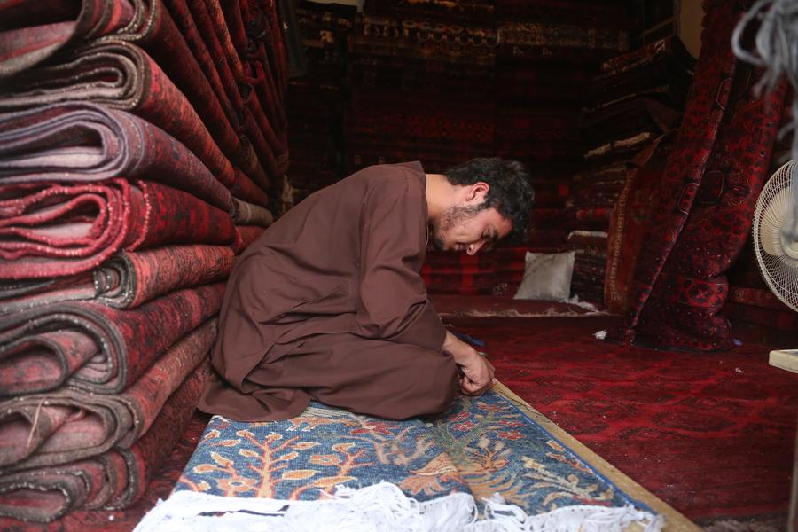 Album Asia: Menilik Keindahan Karpet Buatan Tangan di Afghanistan-Image-2