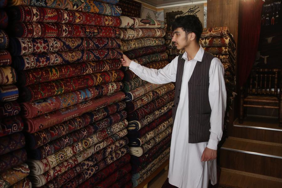 Album Asia: Menilik Keindahan Karpet Buatan Tangan di Afghanistan-Image-3