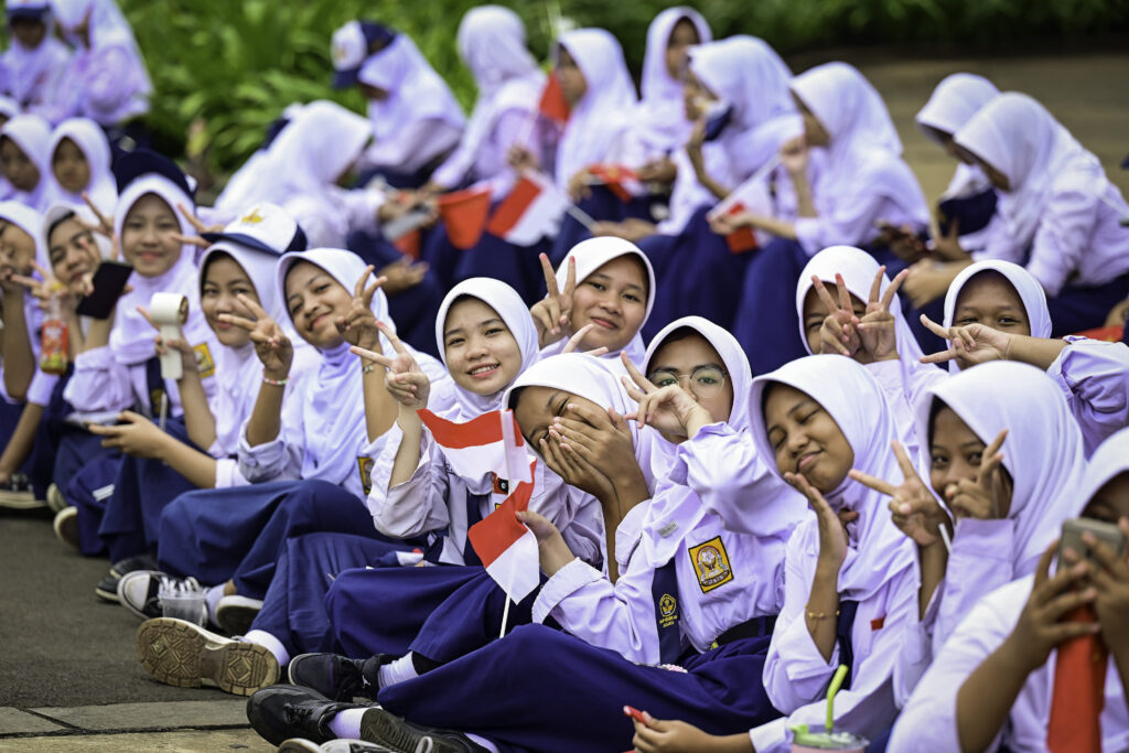 Antusiasme Pelajar dan Masyarakat Sambut Kedatangan Perdana Menteri Li Qiang Ke Indonesia-Image-1 Antusiasme Pelajar dan Masyarakat Sambut Kedatangan Perdana Menteri Li Qiang Ke Indonesia-Image-1