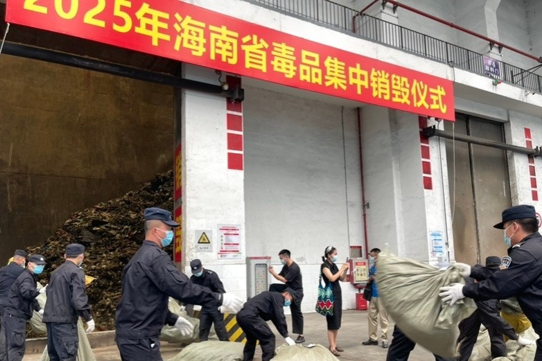 Peringati Gerakan Pemusnahan Opium, Polisi Tiongkok Hancurkan Berbagai Jenis Narkotika-Image-1